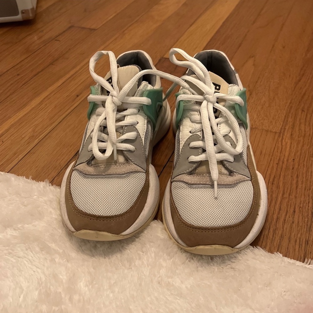 Womens 8.5 US 39 EUR Bimba y Lola sneakers- like new